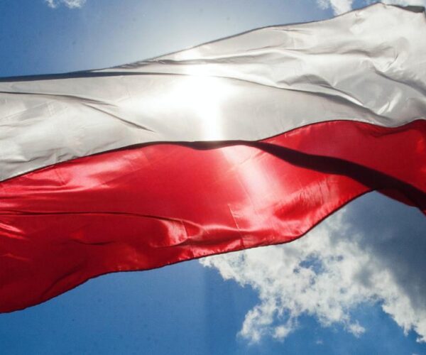 Maszt z flagą Rzeczypospolitej Polskiej